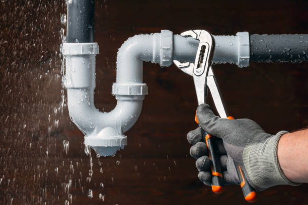 Professional Emergency Plumber technician working in Elkton, OH